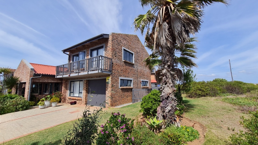 4 Bedroom Property for Sale in Boggomsbaai Western Cape